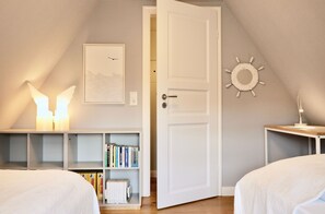 2 chambres, coffres-forts dans les chambres, bureau