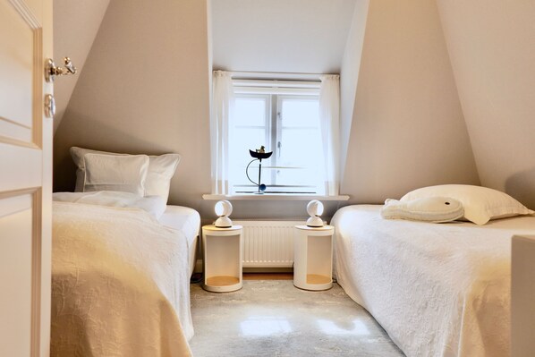 2 bedrooms, in-room safe, desk, iron/ironing board