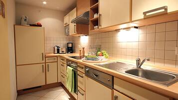Kühlschrank, Ofen, Geschirrspüler, Hochstuhl