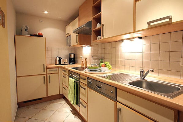 Kühlschrank, Ofen, Geschirrspüler, Hochstuhl