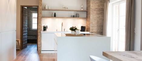 Kjøleskap, mikrobølgeovn, ovn og oppvaskmaskin