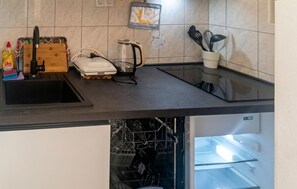 Wasserkocher mit Kaffee-/Teezubehör, Kühlschrank, Herdplatte