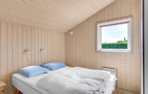 2 bedrooms, travel cot, free WiFi