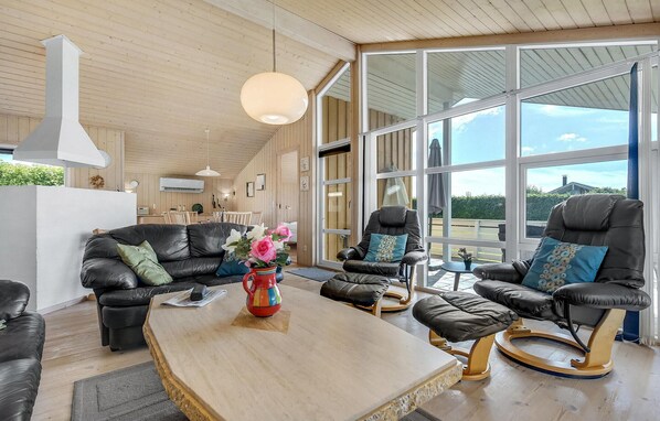 TV, fireplace, DVD player - Stunning home in Haderslev with WiFi (Haderslev)