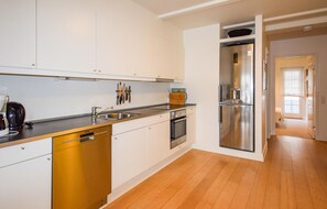 Kühlschrank, Mikrowelle, Herdplatte, Geschirrspüler