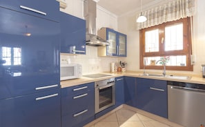 Réfrigérateur, plaque de cuisson, lave-vaisselle, cafetière/bouilloire