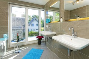 Unclassified image, 5 of 23, button