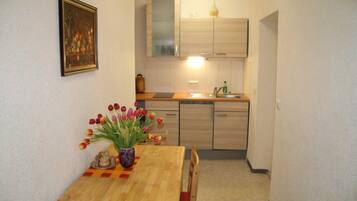 Een koelkast, een kinderstoel