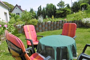 Outdoor dining - Rügen Holiday Apartment 144 - Bungalow (Bergen auf Rügen)