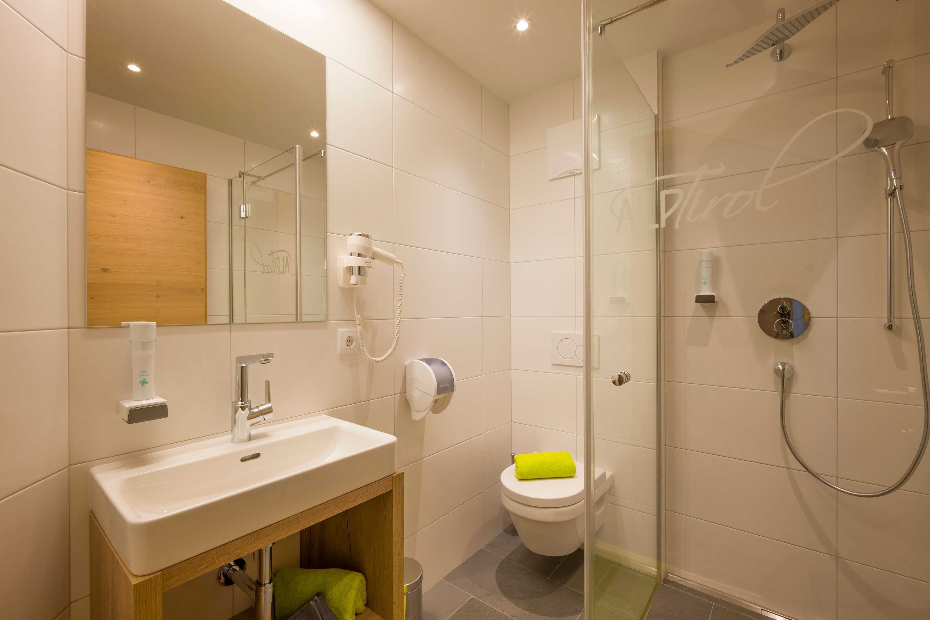 Dusche, Haartrockner, Handtücher