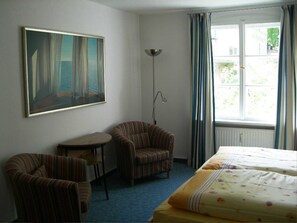 3 bedrooms, travel cot, WiFi, bed sheets