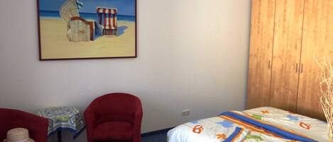 3 bedrooms, travel crib, WiFi, bed sheets