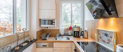Kühlschrank, Mikrowelle, Ofen, Geschirrspüler