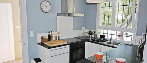 Frigorífico, placa de cocina, lavavajillas y cafetera o tetera