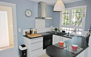 Jääkaappi, liesi, astianpesukone, kahvin-/teenkeitin