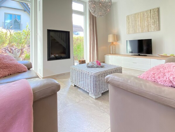TV, fireplace