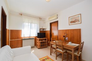 TV - Holiday apartment with terrace and air conditioning (Pula)