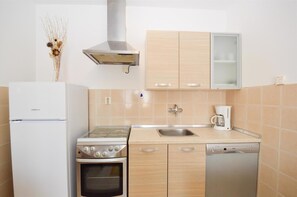 Réfrigérateur, un four, surface de cuisson, lave-vaisselle