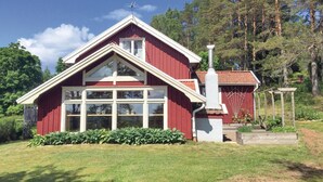 A red wooden house with a large window and a chimney. - 2 bedroom cozy home in Högsäter (Högsäter)