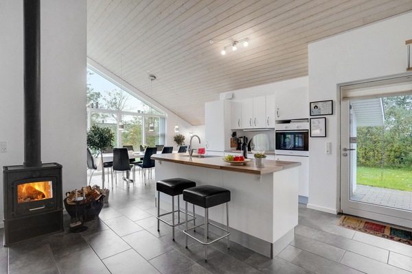 Køleskab, kogeplade, opvaskemaskine, kaffe-/temaskine