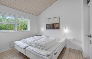 3 bedrooms, travel crib, free WiFi - Amazing home in Brovst with sauna (Brovst)