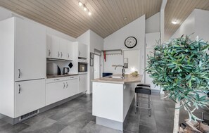 Frigorífico, microondas, placa de cocina y lavavajillas