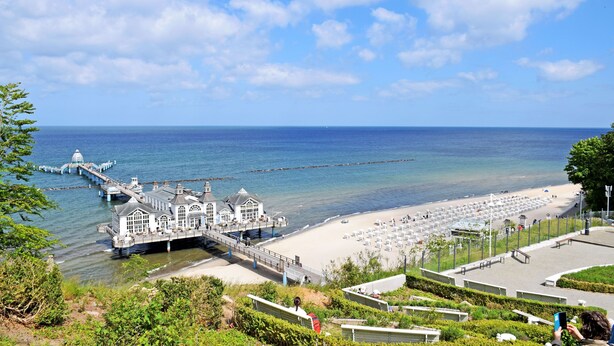 A coastal hotel with a pier extending into the sea, a beach with sun loungers, and a landscaped garden area. - Double Room (11) - DEB 006 Pension Seeperle (Sellin)