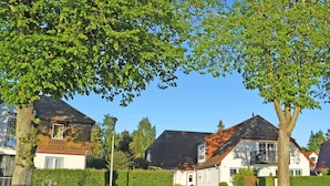 A residential street with houses, trees, and a clear sky. - Double Room (11) - DEB 006 Pension Seeperle (Sellin)