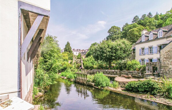 A narrow waterway flanked by lush greenery and traditional stone buildings with pitched roofs. - Beautiful home in Pont Aven with WiFi (Pont Aven)