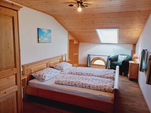 2 makuuhuonetta, tallelokero huoneessa, silitysrauta/-lauta, Wi-Fi