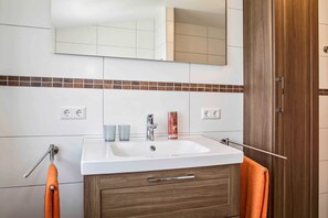 Dusj, hårføner, håndklær og såpe