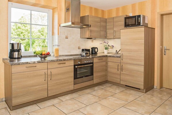 Kühlschrank, Mikrowelle, Ofen, Geschirrspüler