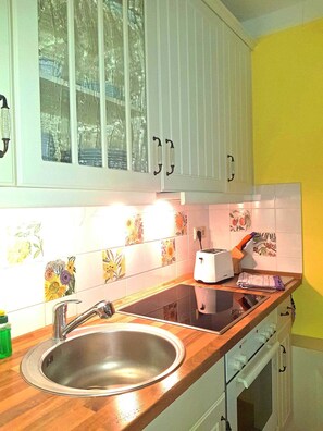 Frigorífico, horno, lavavajillas y cafetera o tetera