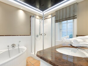 Douche, sèche-cheveux, serviettes fournies