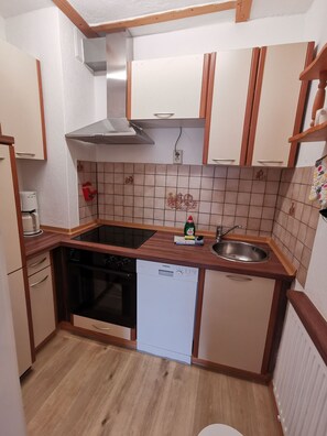 Een koelkast, een oven, een vaatwasser, een koffiezetapparaat/waterkoker