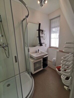 Dusche, Haartrockner, Handtücher