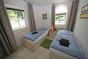 2 bedrooms, travel crib, WiFi