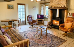 Una televisión, una chimenea