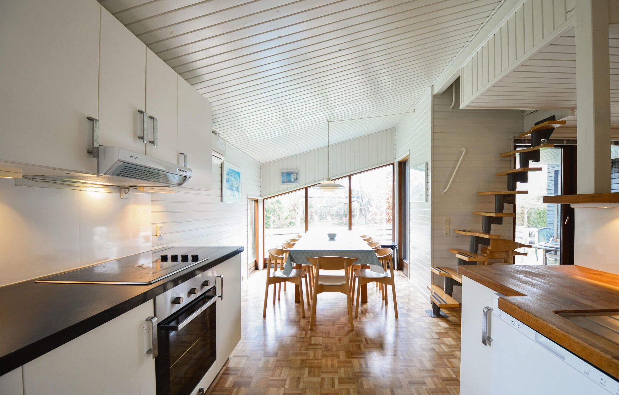 Køleskab, kogeplade, opvaskemaskine, kaffe-/temaskine