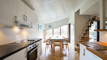 Køleskab, kogeplade, opvaskemaskine, kaffe-/temaskine