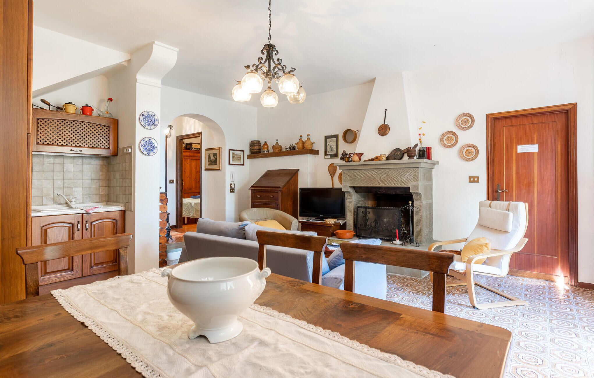 Fernseher, Kamin, DVD-Player