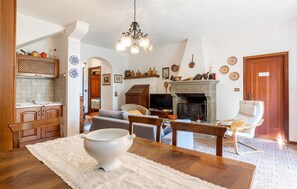 TV, caminetto, lettore DVD