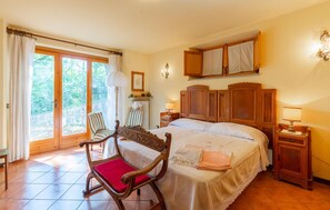 5 bedrooms, travel crib, bed sheets