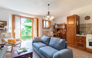 TV, caminetto, lettore DVD