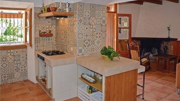 Een koelkast, een kookplaat, een vaatwasser