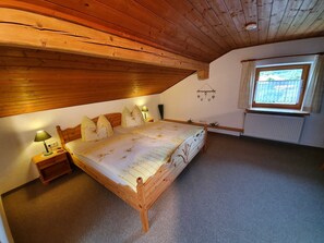 2 quartos, berço de viagem, Wi-Fi, roupa de cama