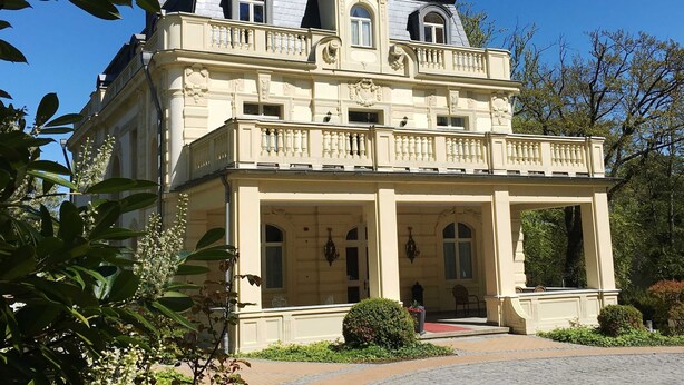 A large, ornate building with a symmetrical facade, multiple balconies, and a central entrance with a red carpet. - Residence Bleichröder App. Cosima, VS Sass (Heringsdorf)