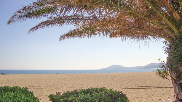 A beach with a clear view of the sea and distant mountains. - Stunning home in Torreilles - Plage (Torreilles - Plage)