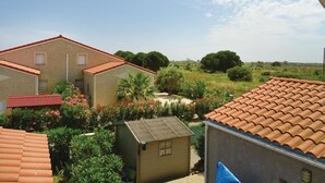 A residential area with houses featuring red-tiled roofs and a small shed. - Stunning home in Torreilles - Plage (Torreilles - Plage)