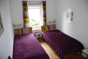 5 bedrooms, desk, travel crib, WiFi